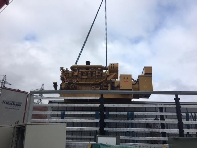 Une machine de production soulevée par une grue de levage