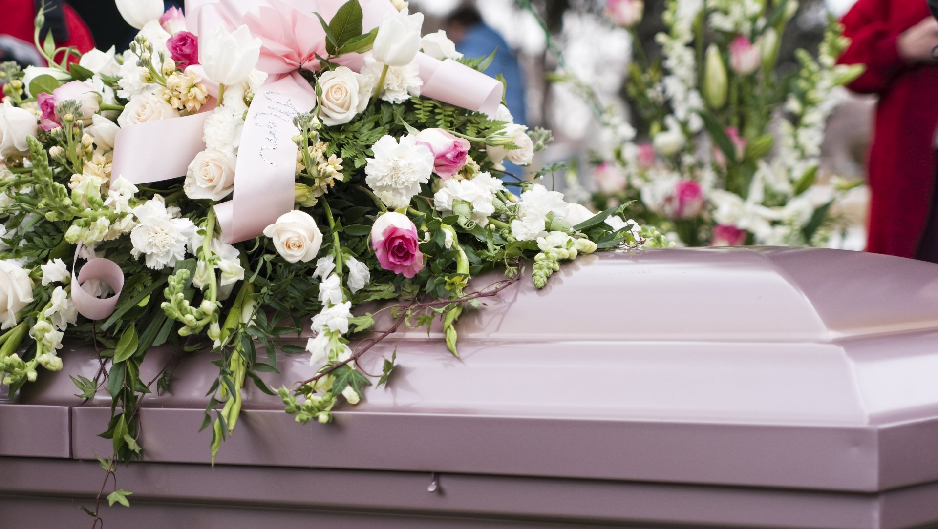 Cercueil avec bouquet de fleurs