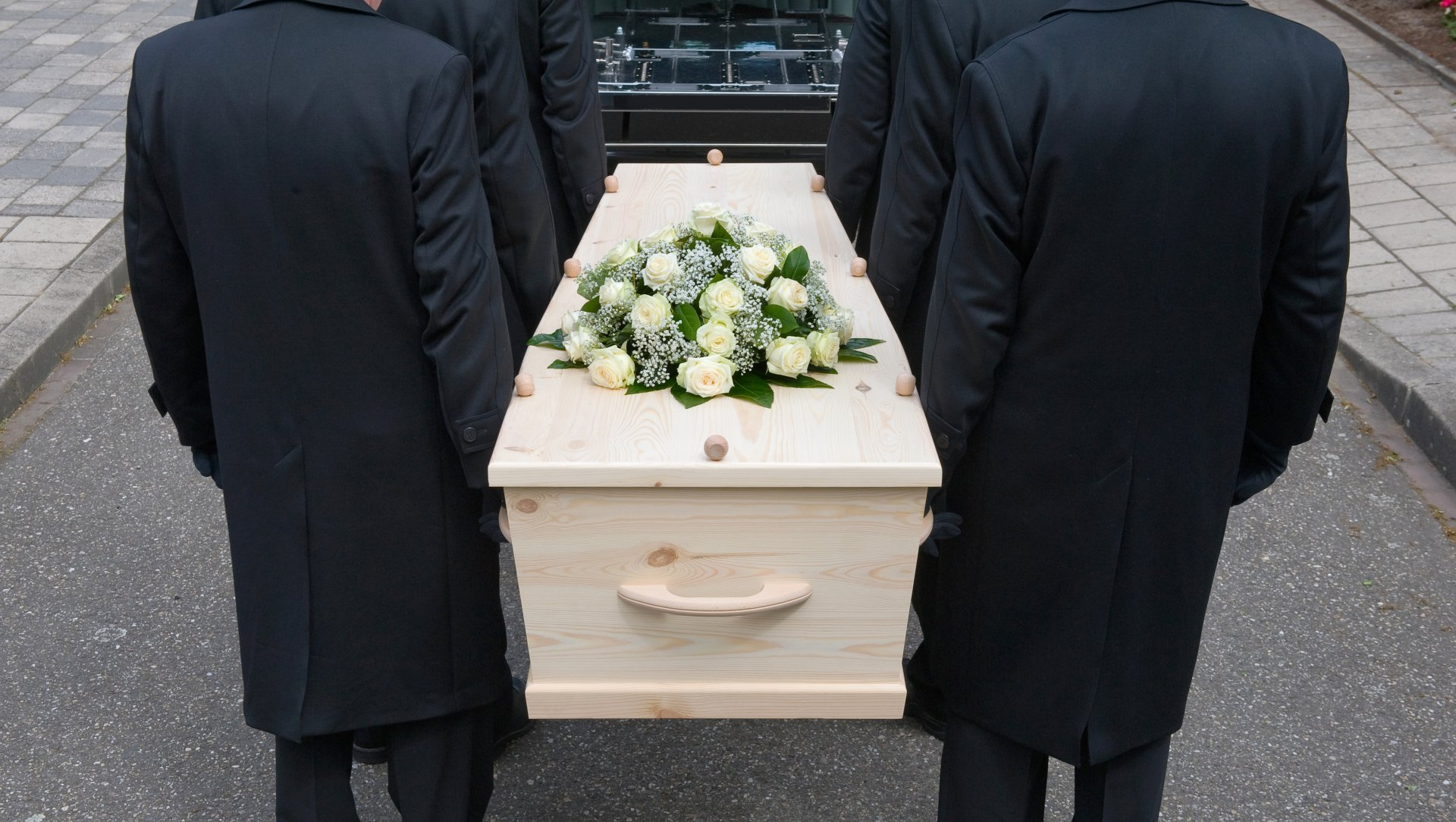 Cercueil qui rentre dans un corbillard