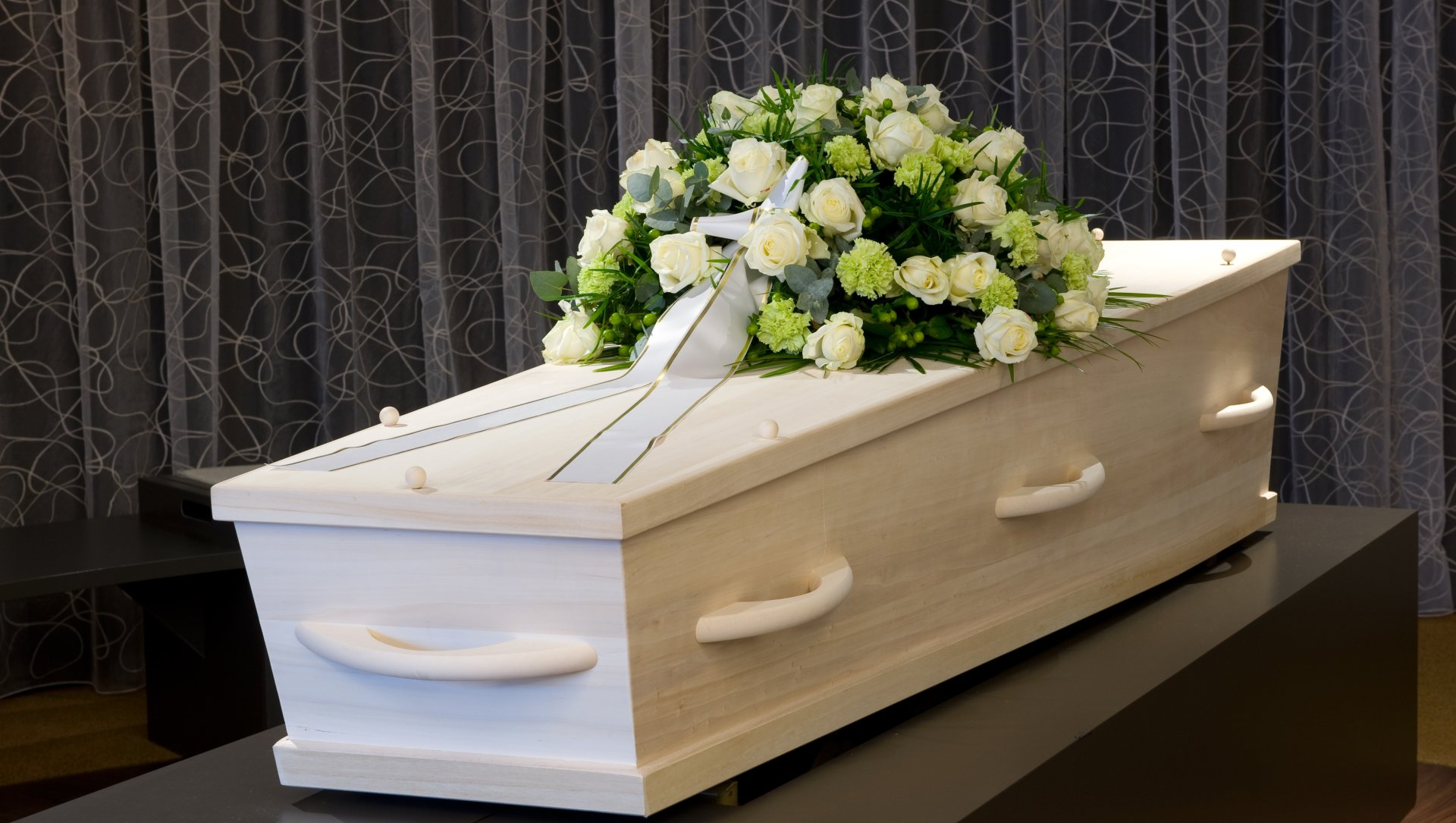 Cercueil en bois avec fleurs