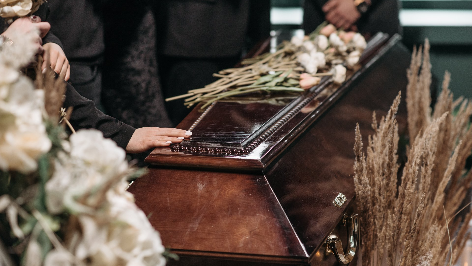 Cercueil en bois avec fleurs séchées