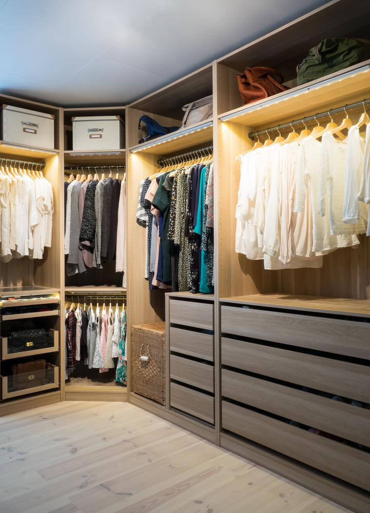 Création d'un dressing avec des étagères et des penderies