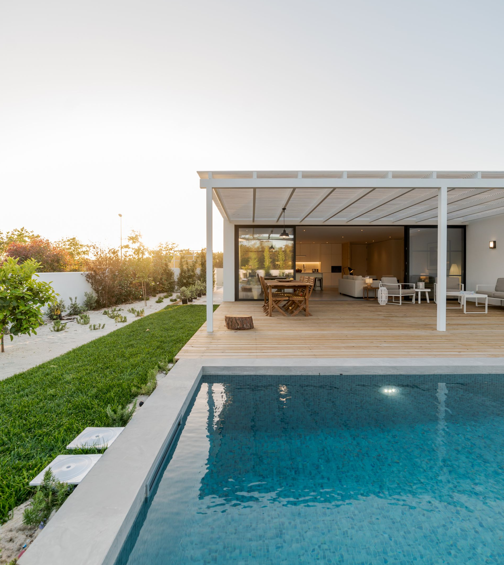 Installation d'un pool house près de la piscine