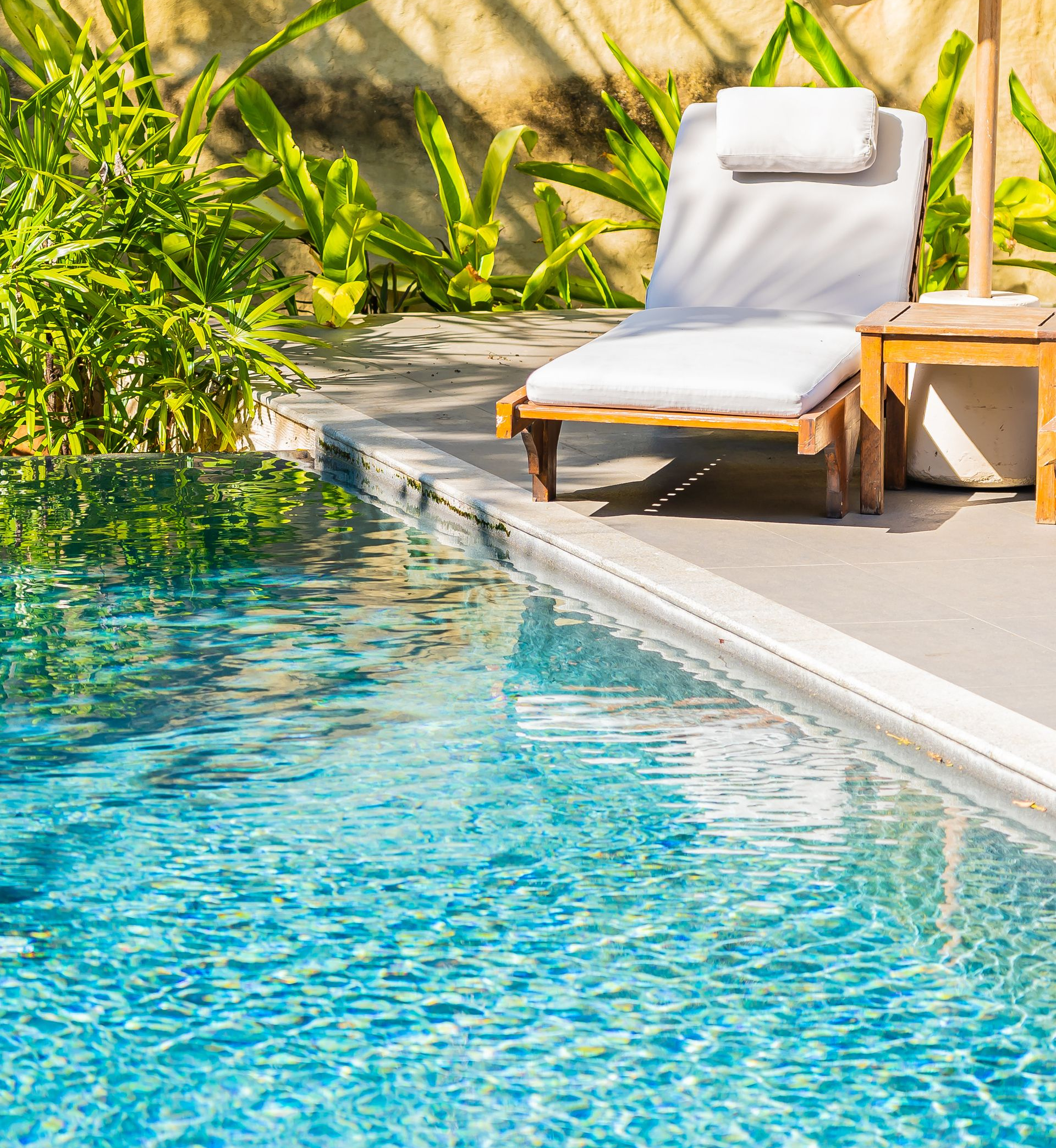 Un transat à côté de la piscine