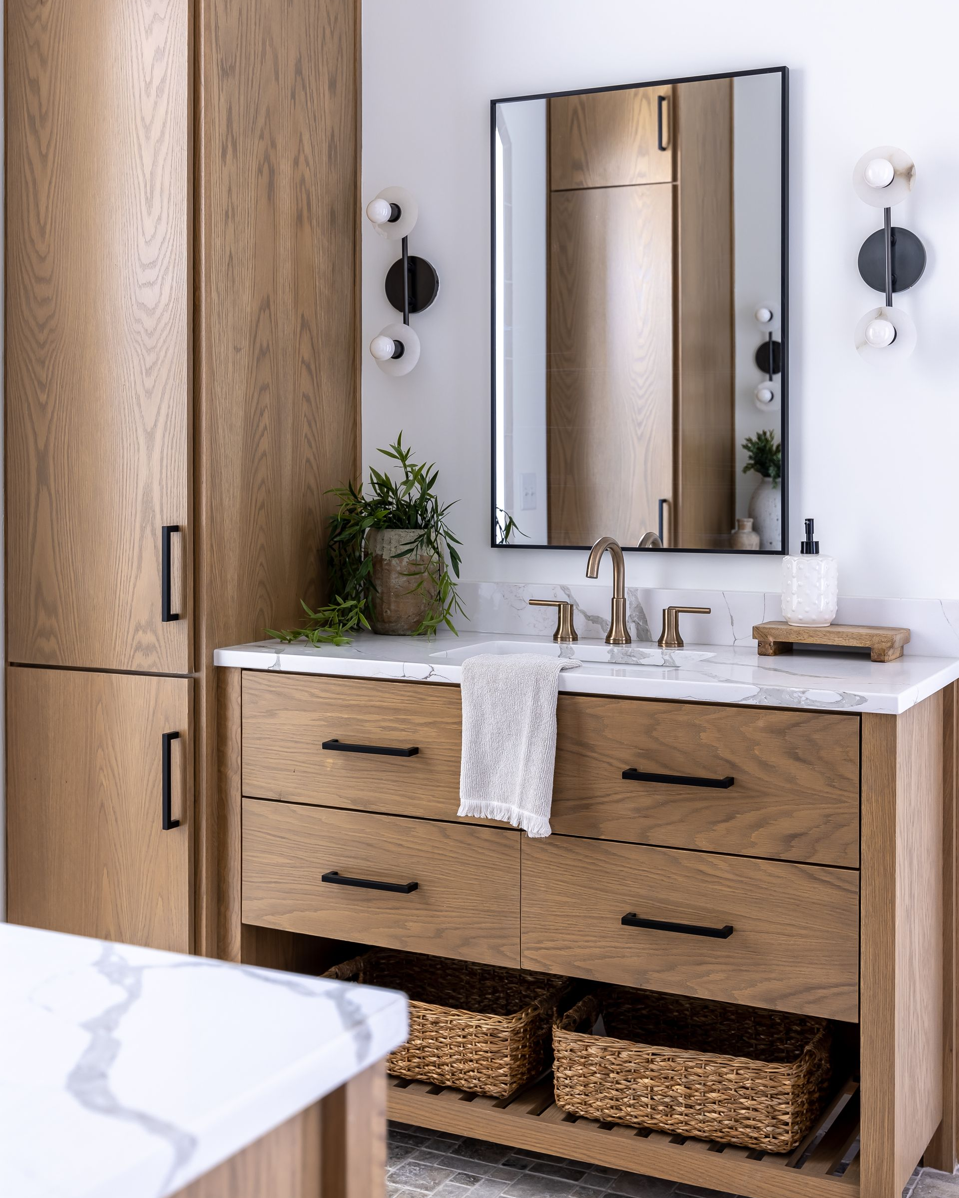 Des meubles installés dans votre salle de bains