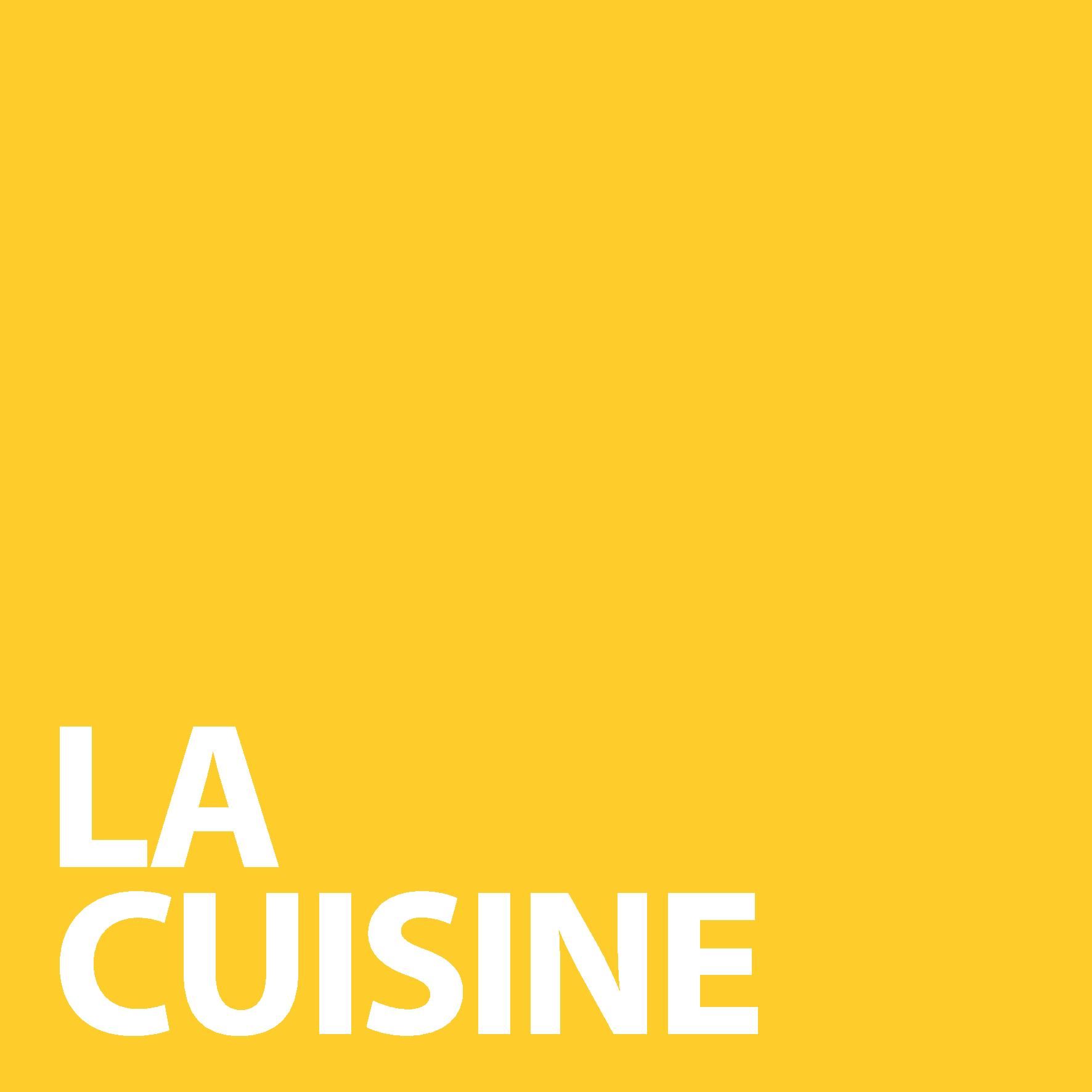 Inscription « La Cuisine » en blanc sur fond jaune.