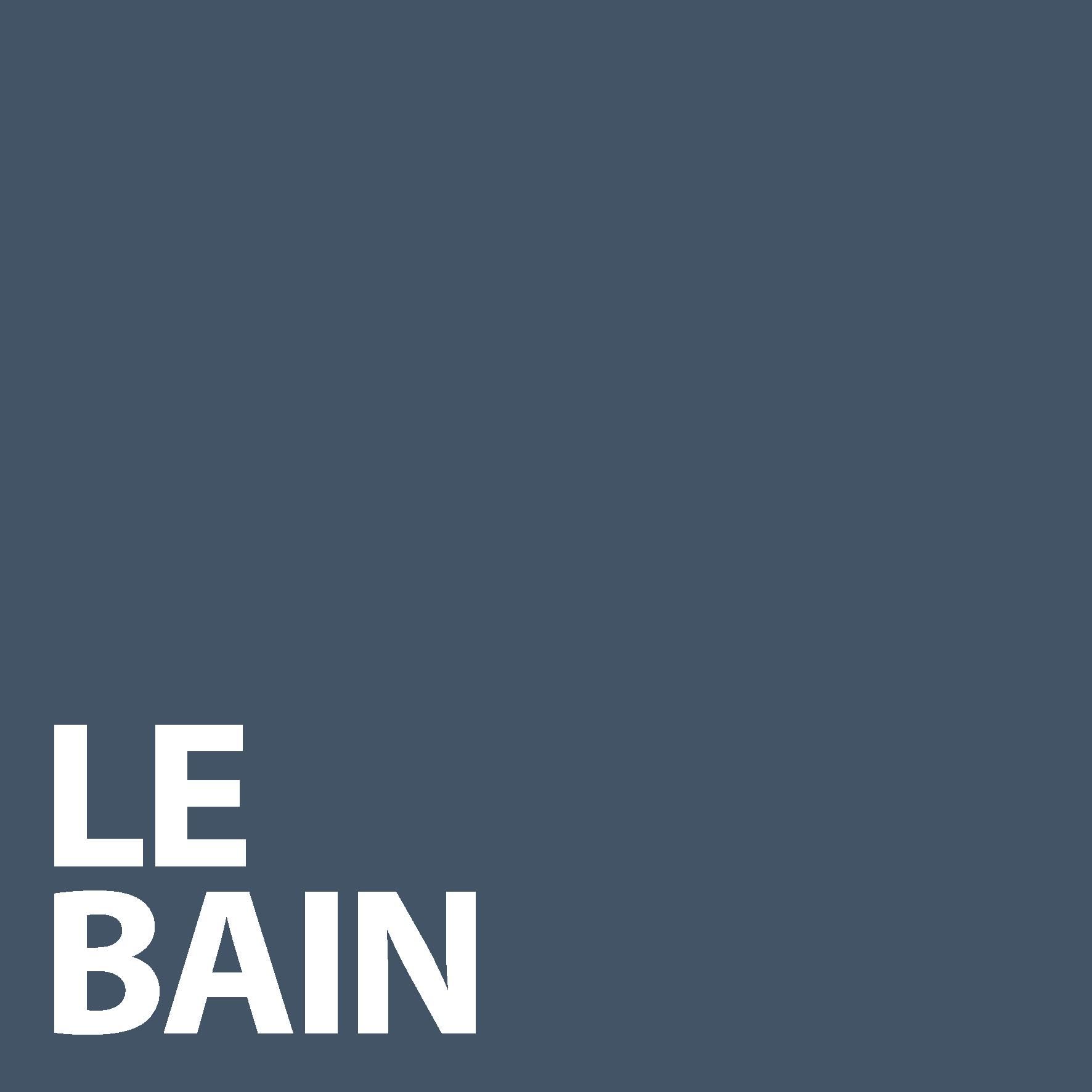 Texte blanc « LE BAIN » sur fond bleu foncé.