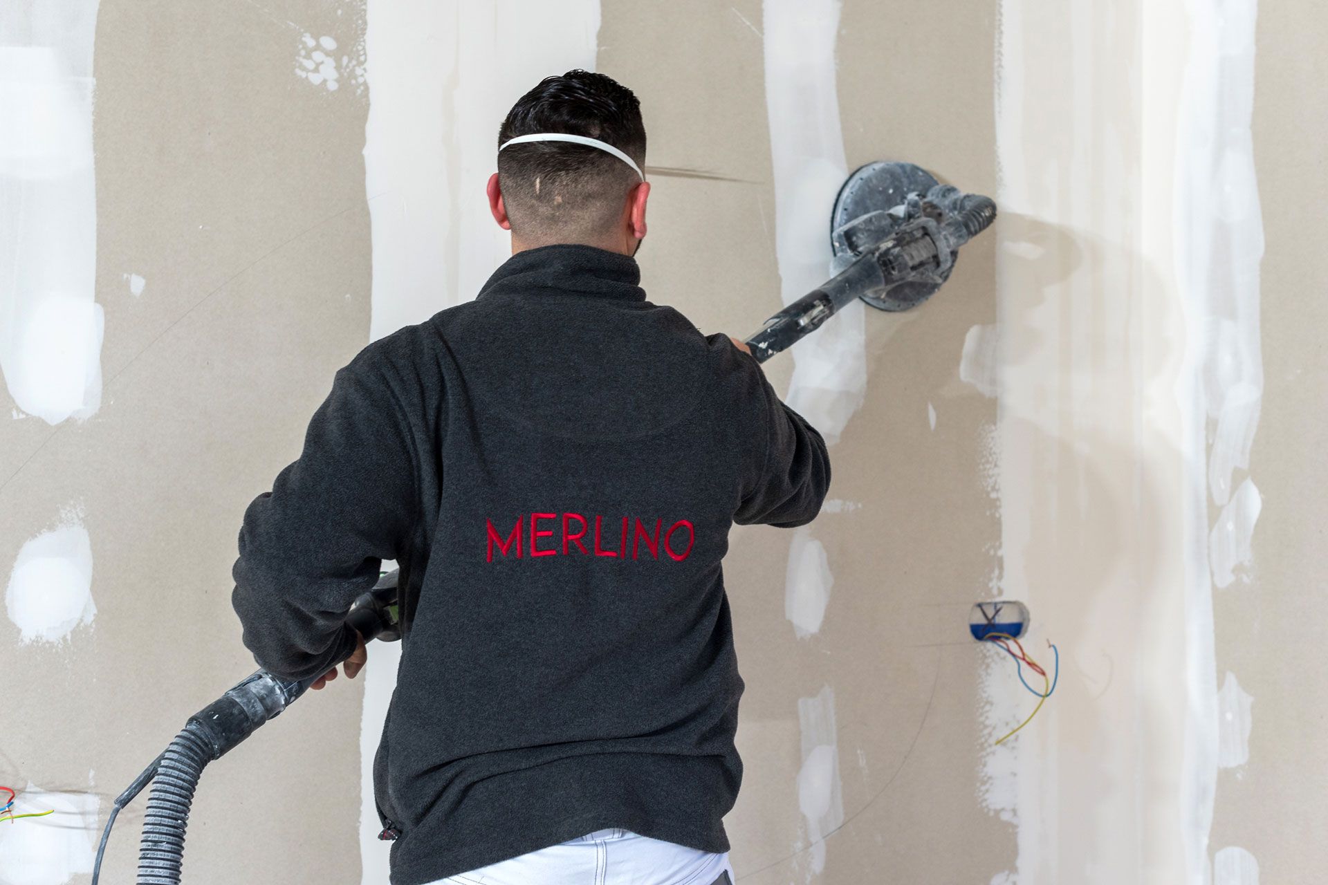 Ponçage du mur pour finitions par MERLINO Peinture