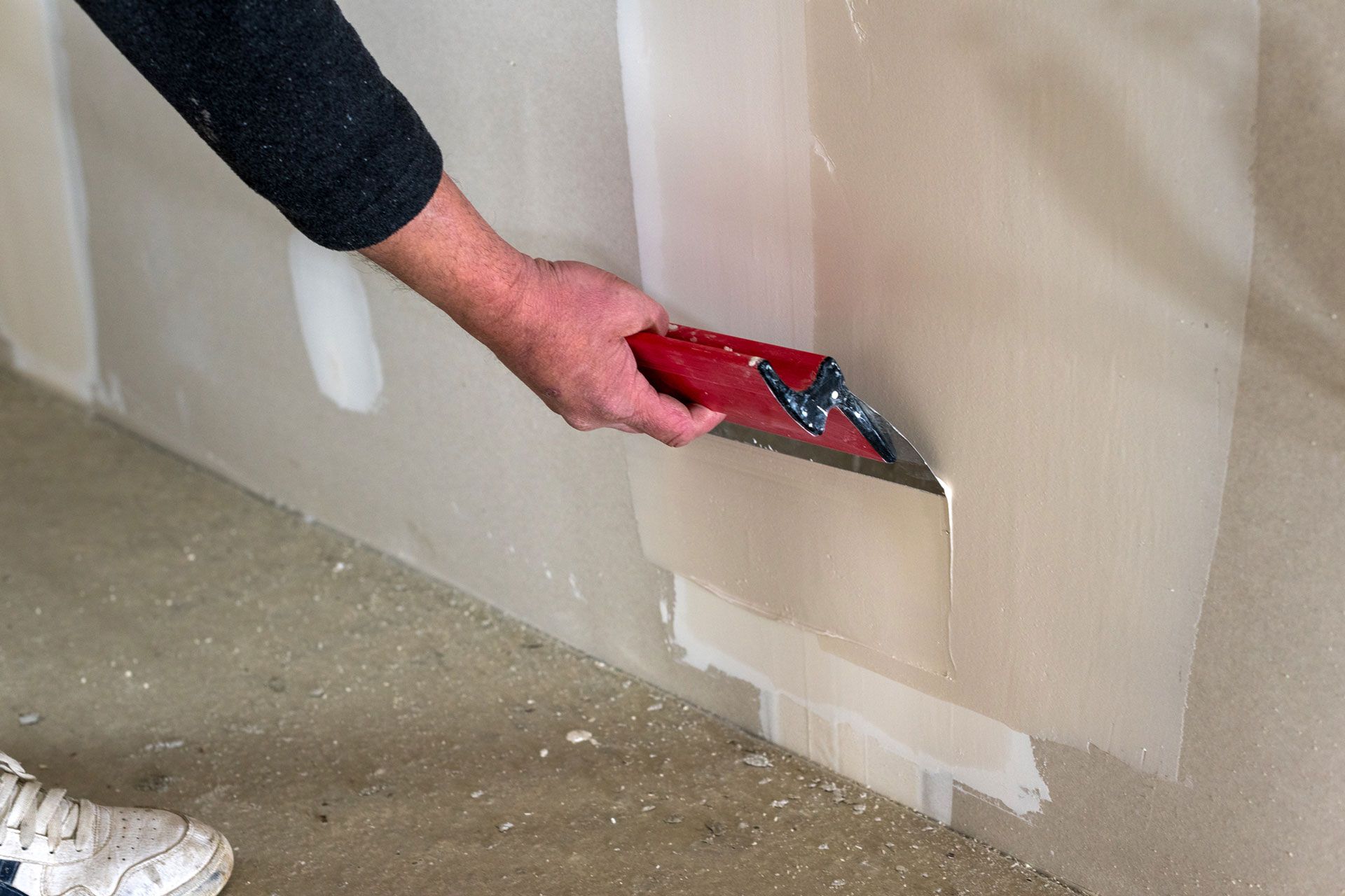 Vue rapprochée de la pose d'enduit mural