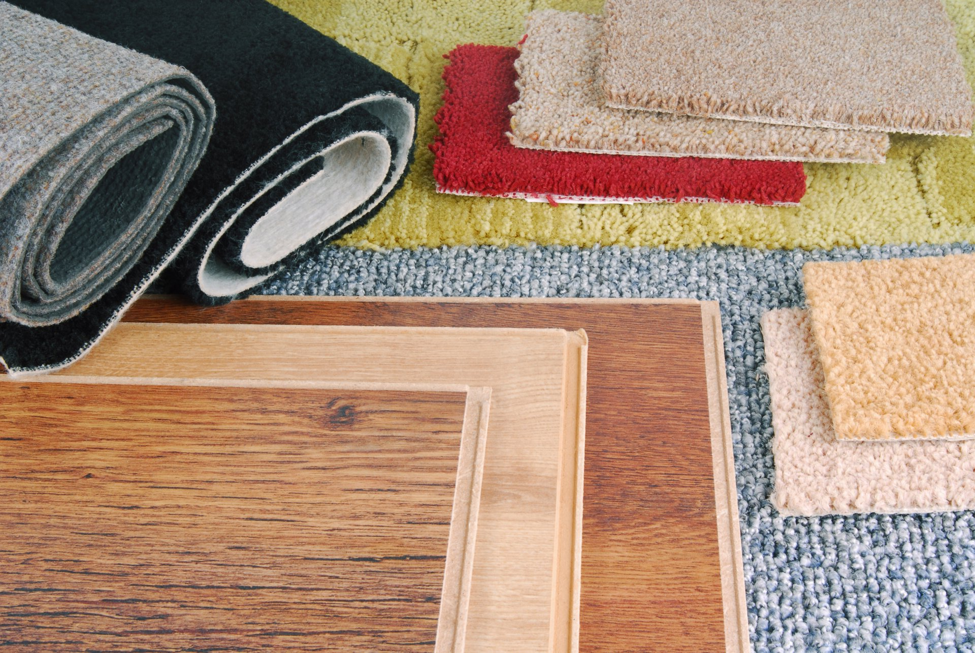 Plusieurs types et couleurs de revêtements de sol