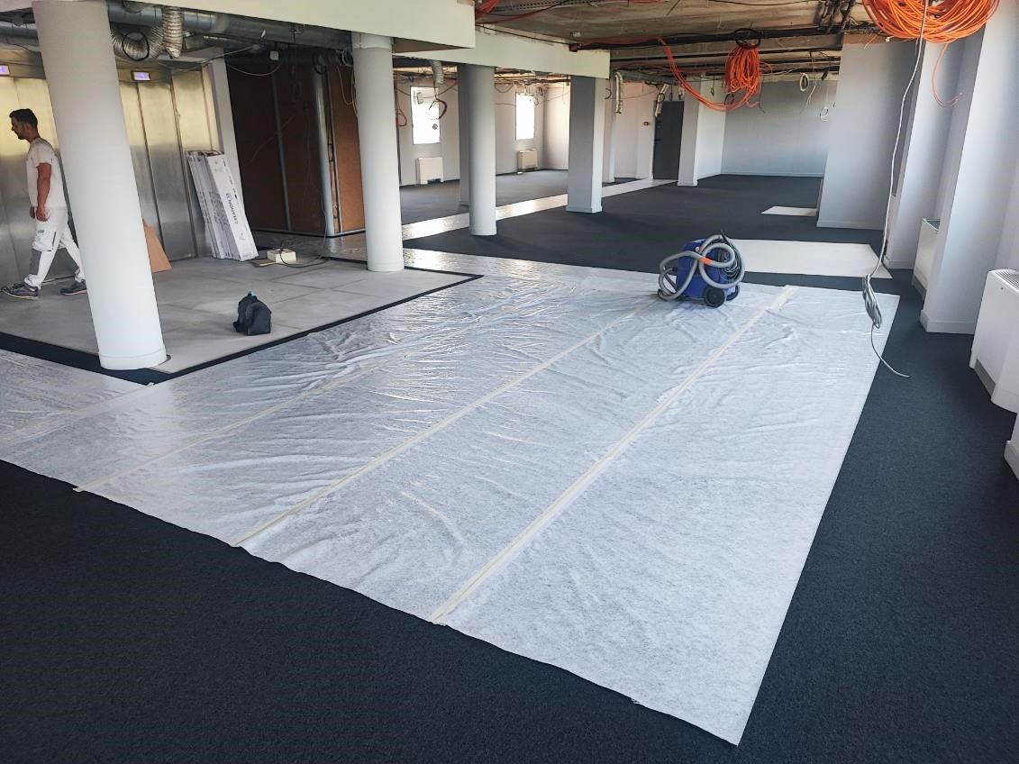 Pose de moquette dans un chantier de revêtement de sol