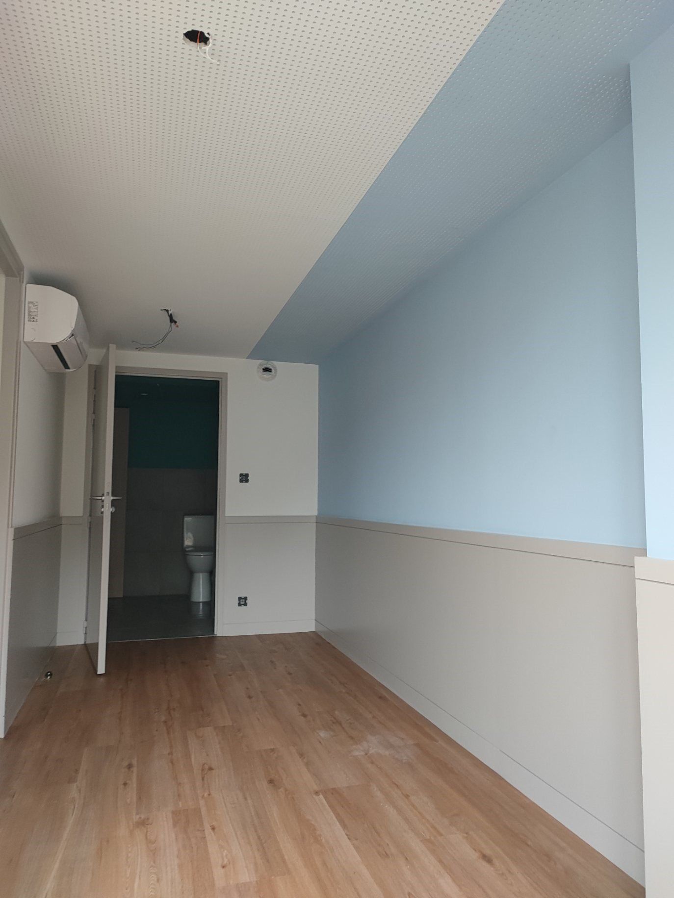 Intérieur avec mur en toile de verre peint