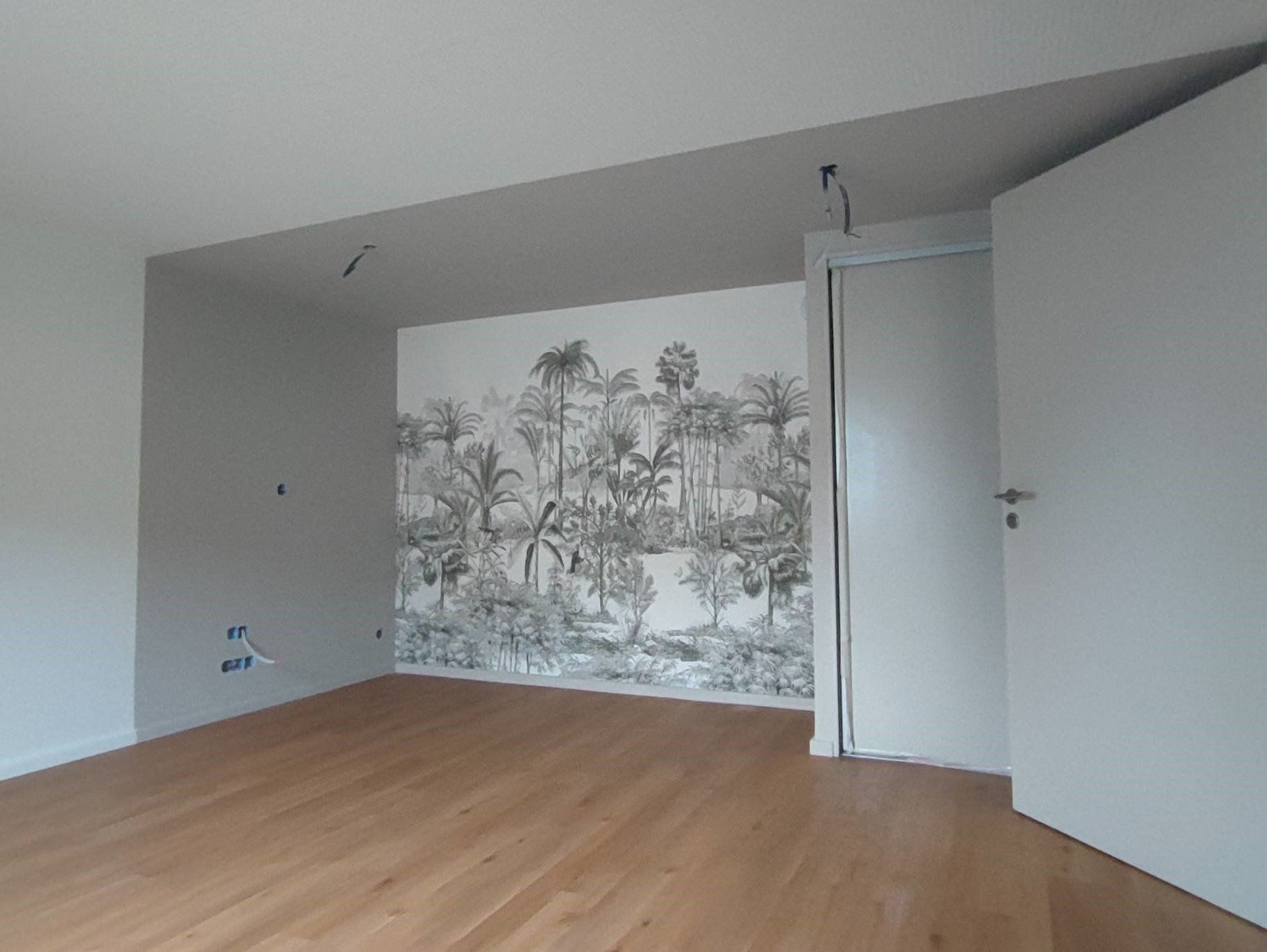Papier peint personnalisé dans un intérieur de chambre en rénovation