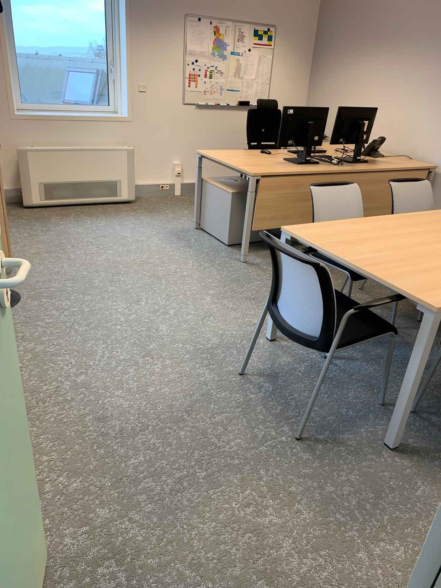 Intérieur d'agence avec revêtement en plaques de moquette grise