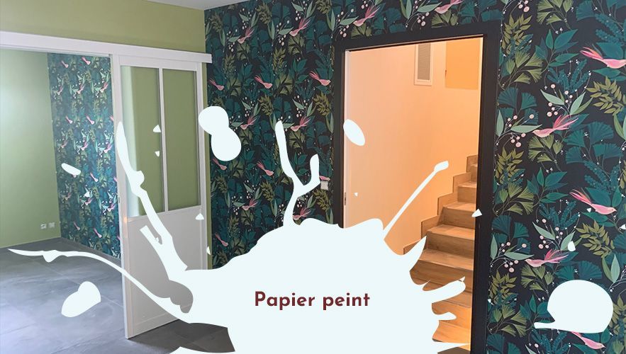 Un panneau photovoltaïque sur fond de ciel et soleil