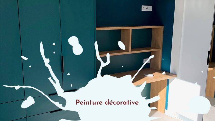 Un panneau photovoltaïque sur fond de ciel et soleil