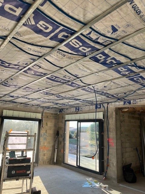 Chantier de pose de plâtre sur murs et plafonds