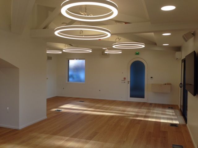 Une salle d'agence totalement rénovée avec éclairages design