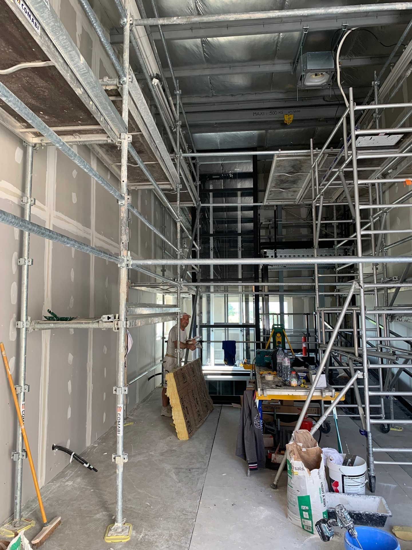 Chantier de plâtrerie dans une agence