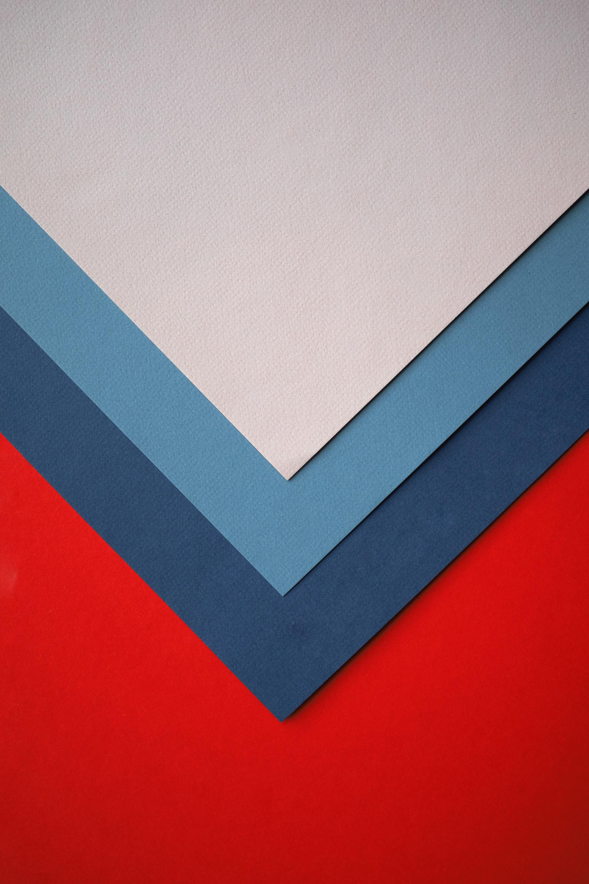 Plusieurs types et couleurs de papiers peint les uns sur les autres