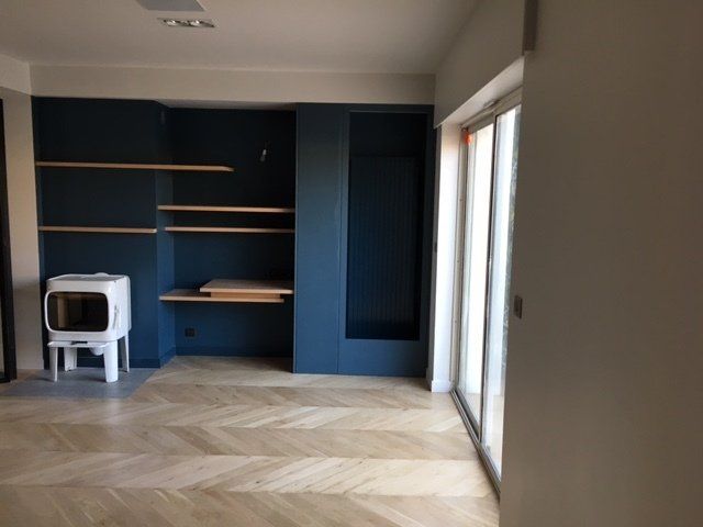 Peinture personnalisée pour un agencement de placard avec tablettes