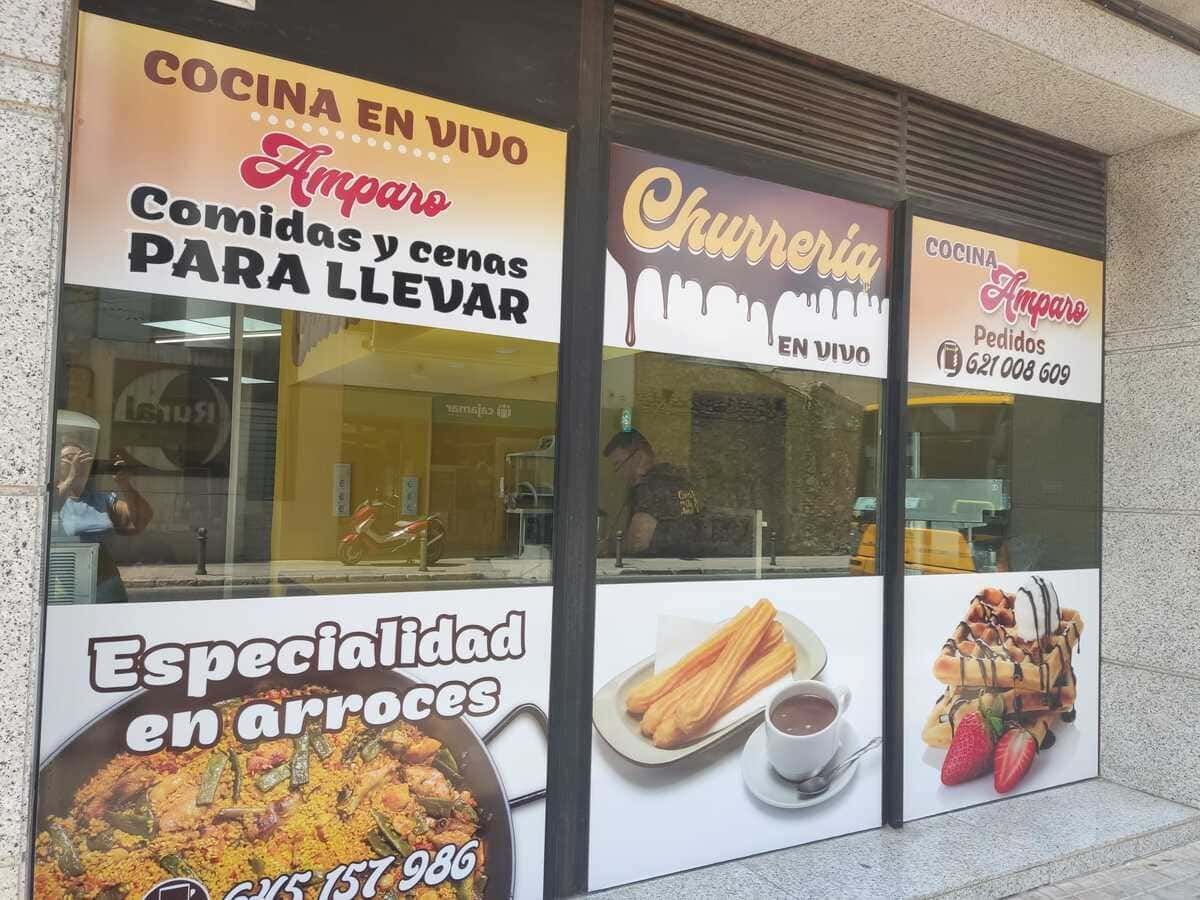 Un restaurante con un cartel que dice cocina en vivo