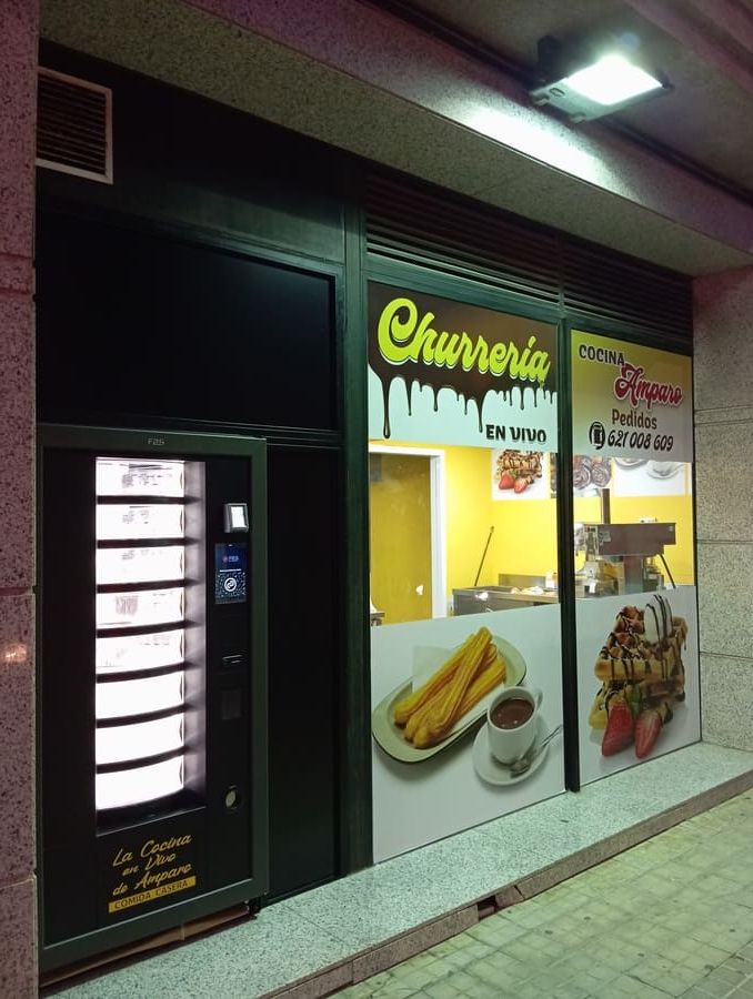 Un restaurante de churrería con una máquina expendedora delante.