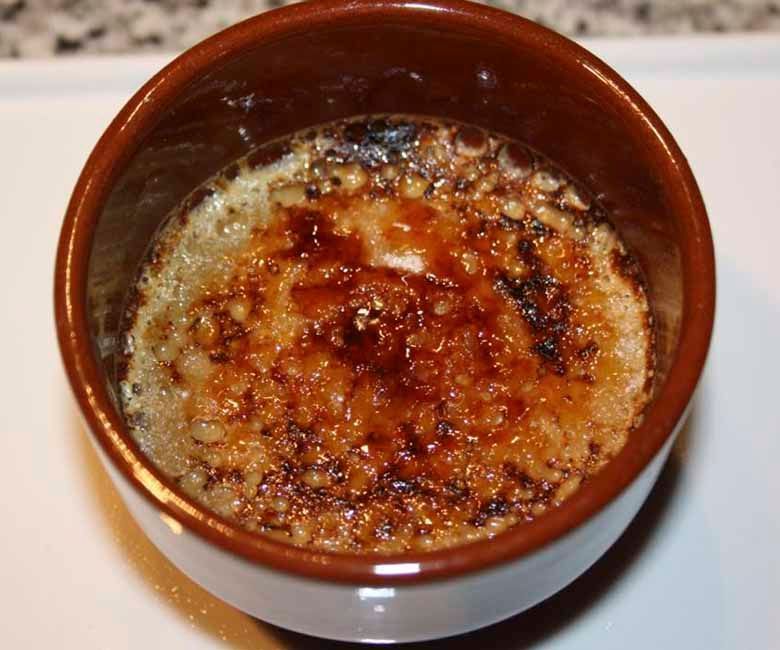 Un plato de comida con una salsa marrón encima.