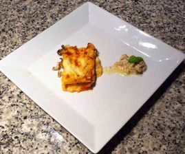 Un plato blanco con un trozo de comida encima está sobre una encimera de granito.