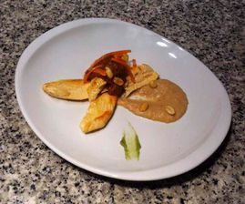 Un plato blanco con algunos trozos de comida encima.