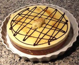 Un primer plano de un pastel en un plato sobre una mesa.