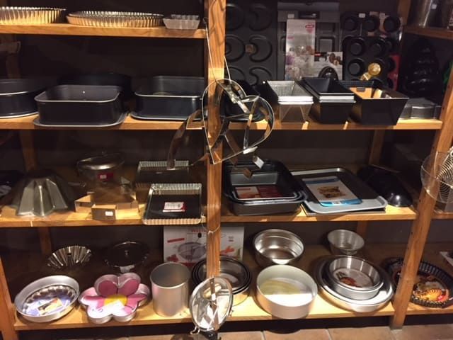 Un estante lleno de una variedad de suministros para hornear.