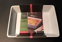 Una cazuela blanca con una imagen de una cazuela en la caja.