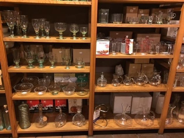 Un estante lleno de muchos vasos y cuencos.