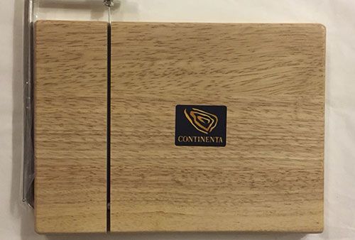 Una caja de madera con una etiqueta que dice 