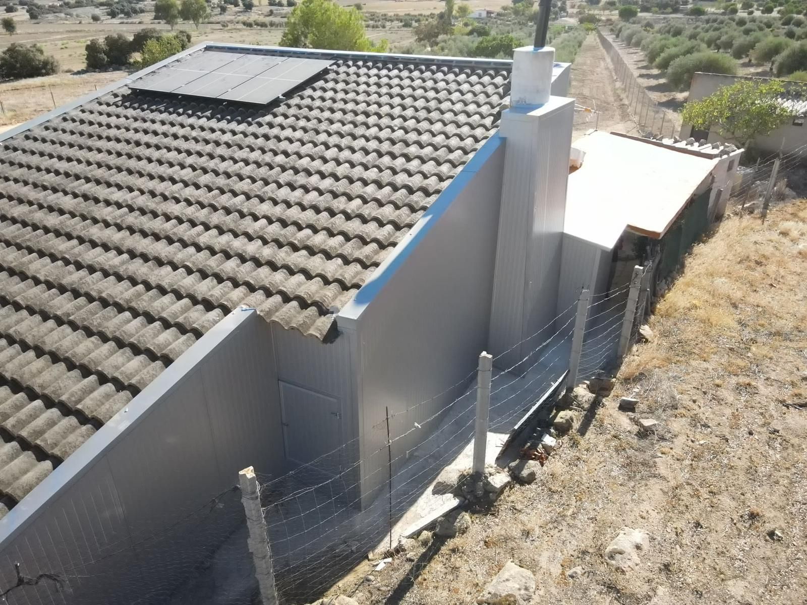 Una vista aérea de una casa con una valla alrededor.