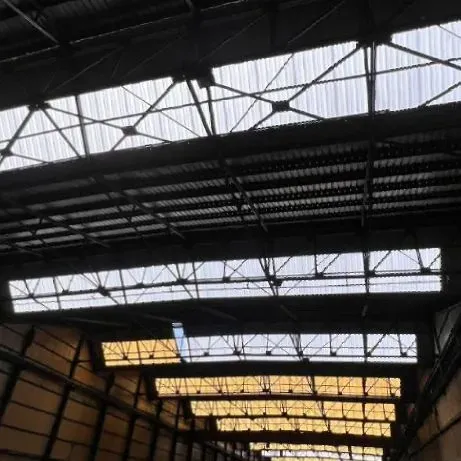 Mirando hacia el techo de un edificio con muchas ventanas