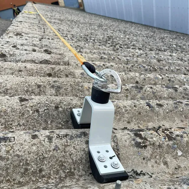 Una línea de seguridad está fijada al techo de un edificio.