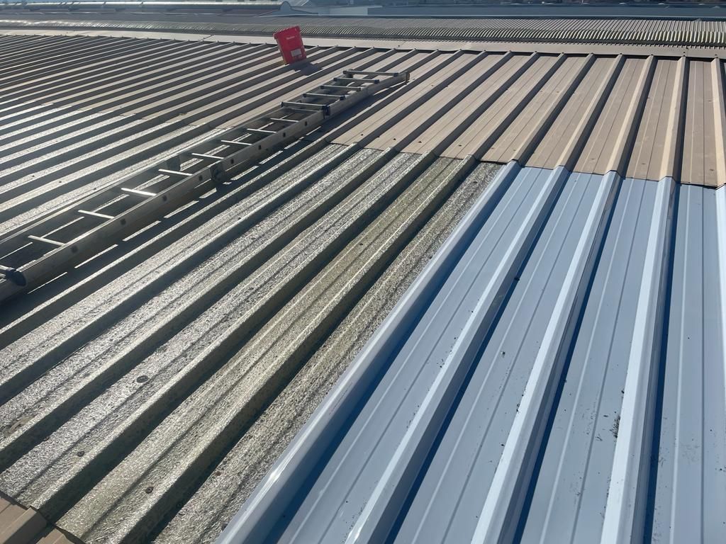 Un primer plano de un techo de metal con muchas líneas.