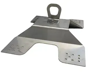 Un primer plano de un gancho de techo de acero inoxidable sobre un fondo blanco.