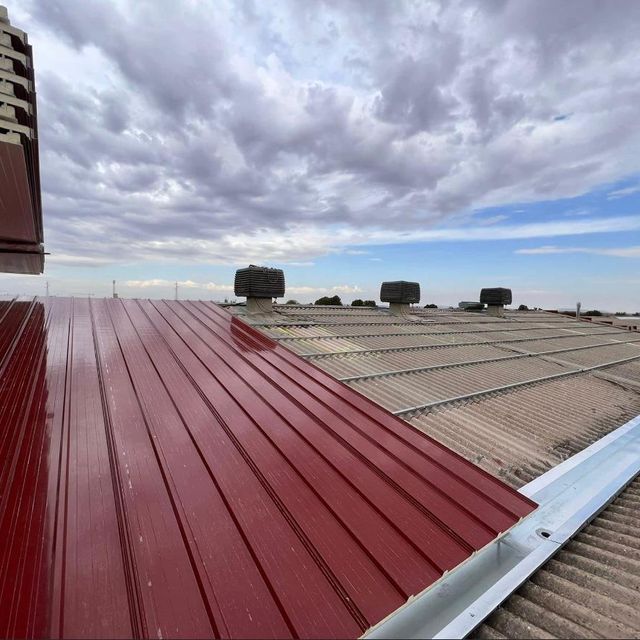Un techo rojo con un cielo azul al fondo