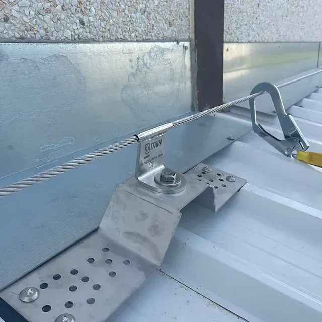 Un techo con un arnés de seguridad sujeto a él.