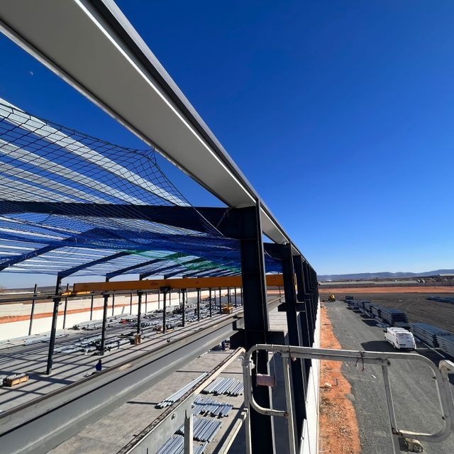 Un edificio en construcción con un cielo azul al fondo.