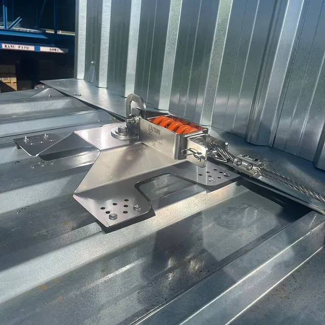 Un techo de metal con una cadena atada a él.