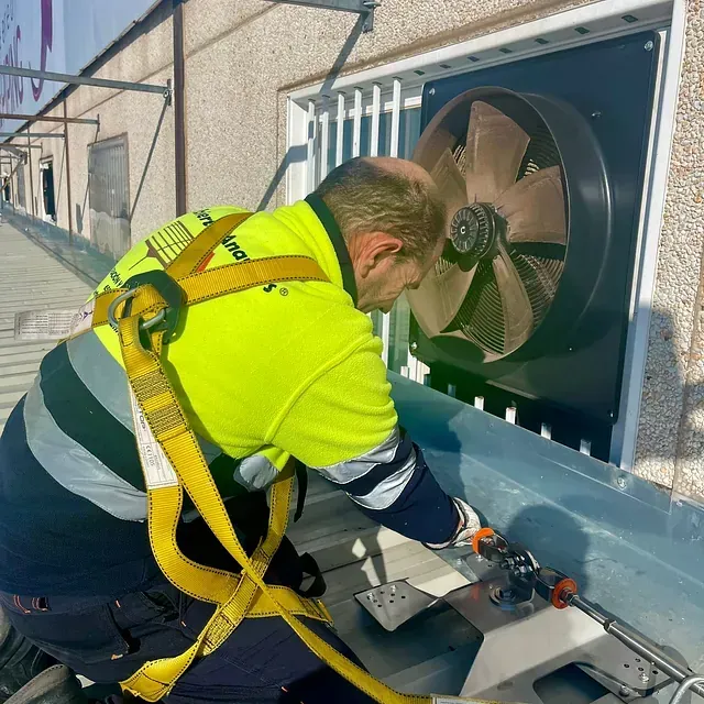 Un hombre que llevaba una camiseta amarilla con la palabra seguridad escrita en ella.