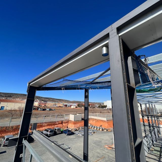 Un edificio en construcción con un cielo azul al fondo.