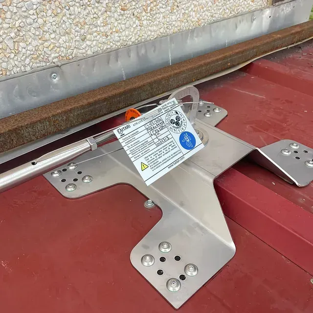 Un trozo de metal con una etiqueta de advertencia