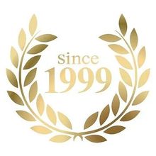 Una corona de laurel dorada con las palabras desde 1999.