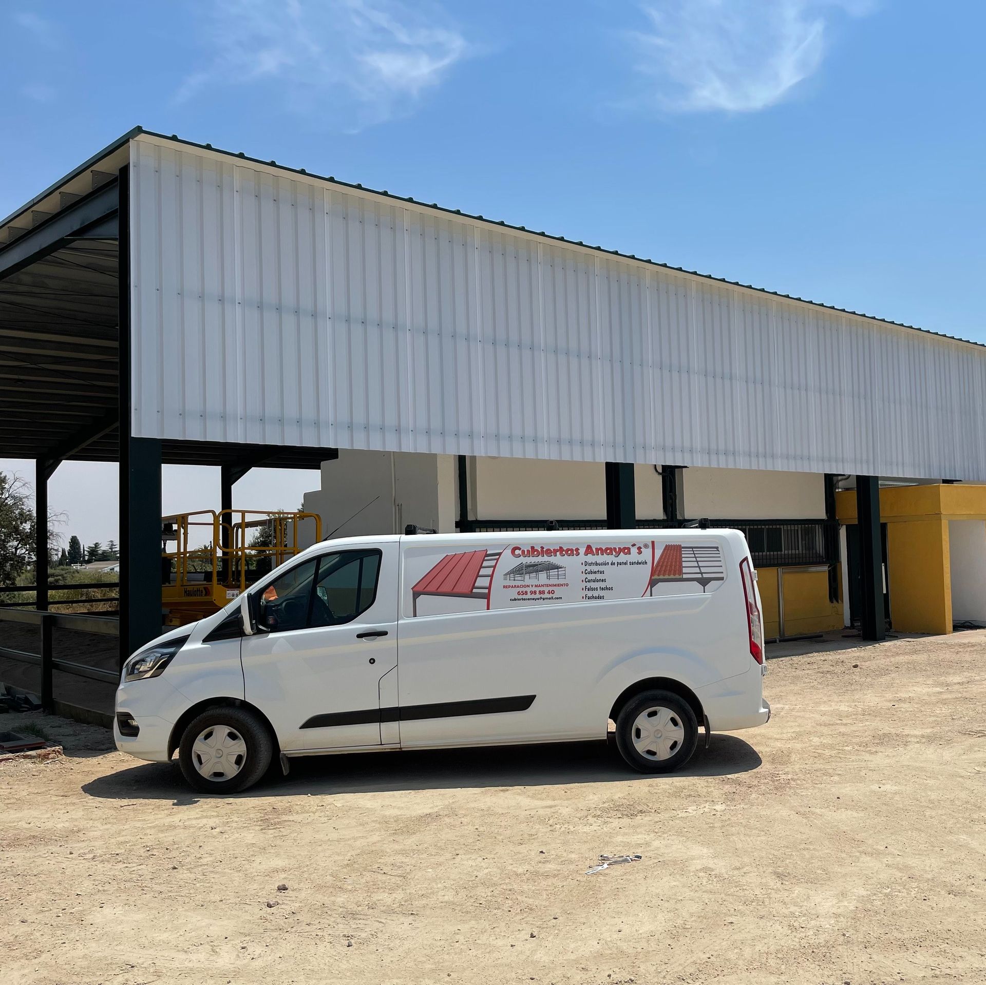 Una camioneta blanca está estacionada frente a un edificio