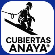 Una corona de laurel dorada con las palabras desde 1999.